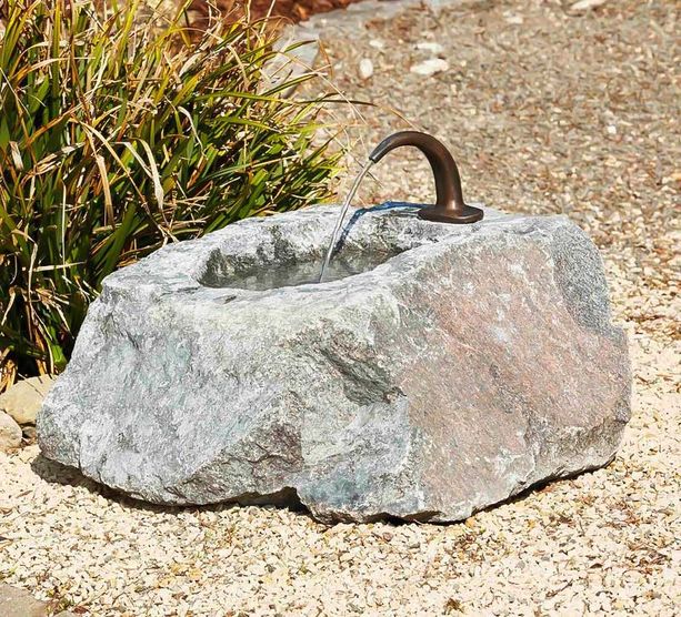 Granit Trog mit Wasserauslauf